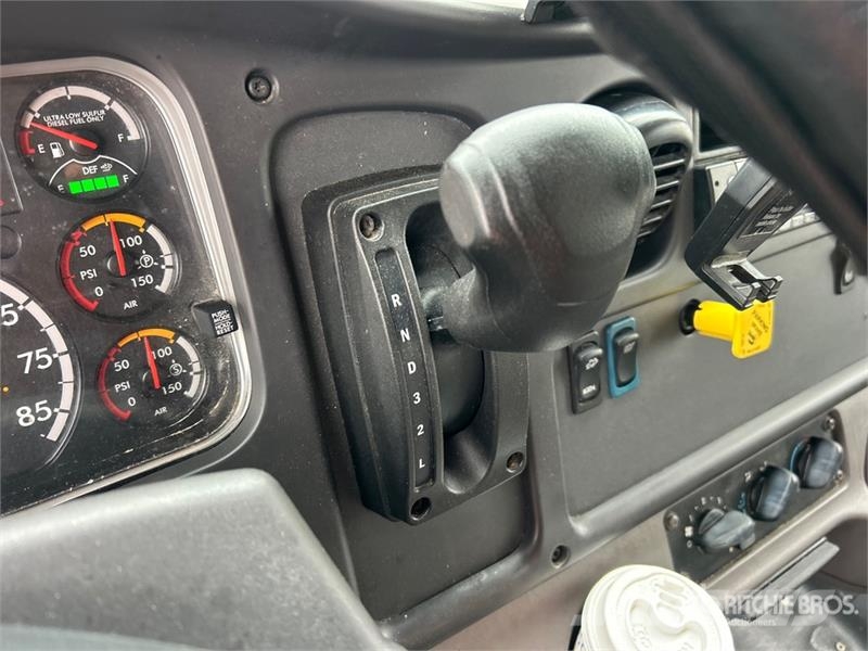 Freightliner M2106 4x2 Van Truck Фургони