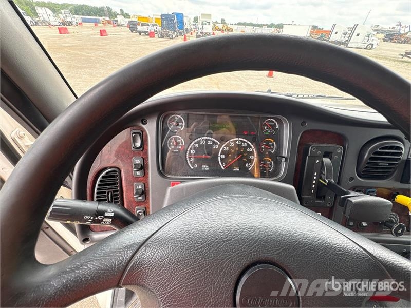 Freightliner M2106 4x2 Van Truck Грузовики-Фургоны