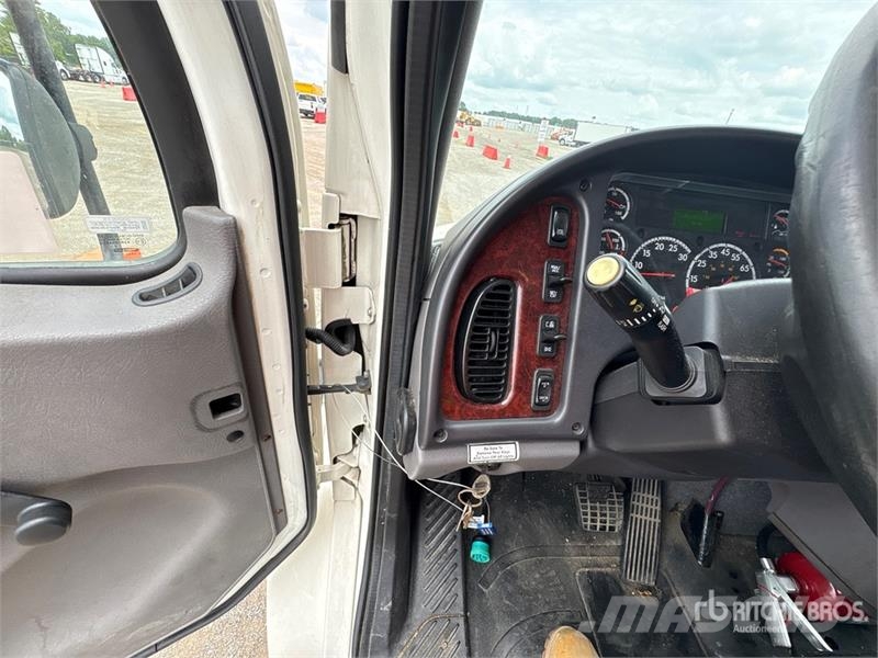Freightliner M2106 4x2 Van Truck Грузовики-Фургоны