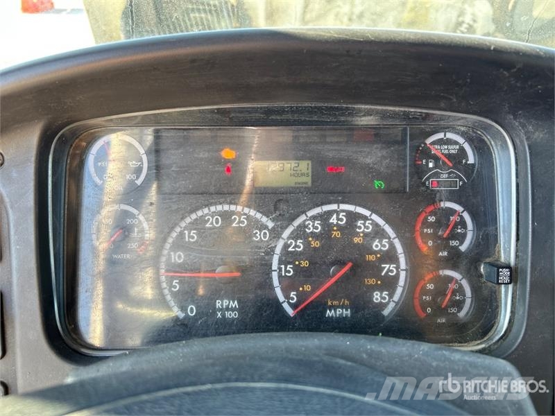 Freightliner M2106 4x2 Van Truck Фургони