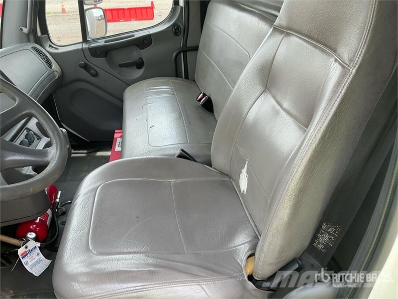 Freightliner M2106 4x2 Van Truck Грузовики-Фургоны