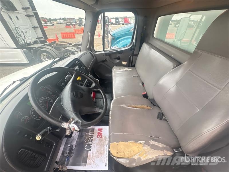 Freightliner M2106 4x2 Van Truck Грузовики-Фургоны