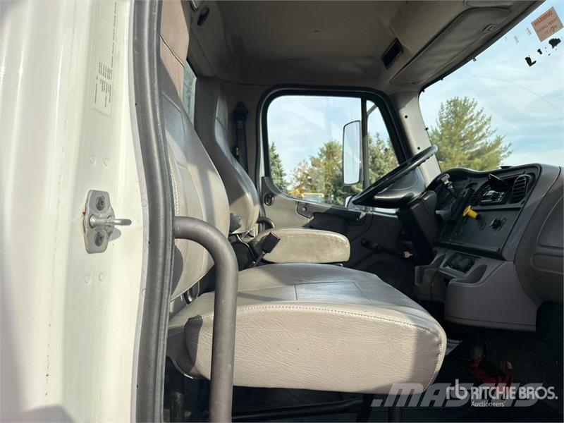 Freightliner M2106 4x2 Van Truck Kapali kasa kamyonlar