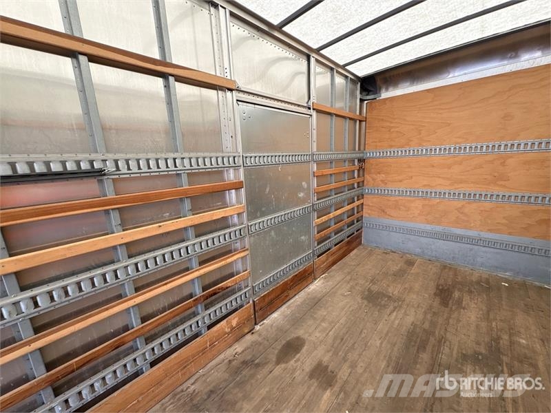 Freightliner M2106 4x2 Van Truck Umpikorikuorma-autot
