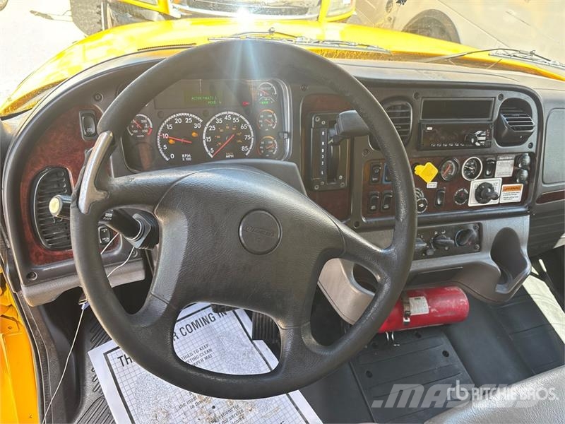 Freightliner M2106 4x2 Van Truck ボックスボディー、ウイング、箱車