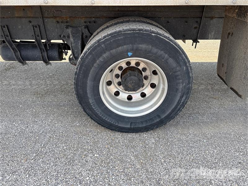 Freightliner M2106 4x2 Van Truck Furgons