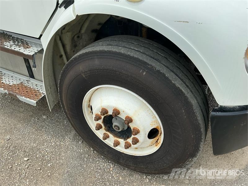 Freightliner M2106 4x2 Van Truck Грузовики-Фургоны