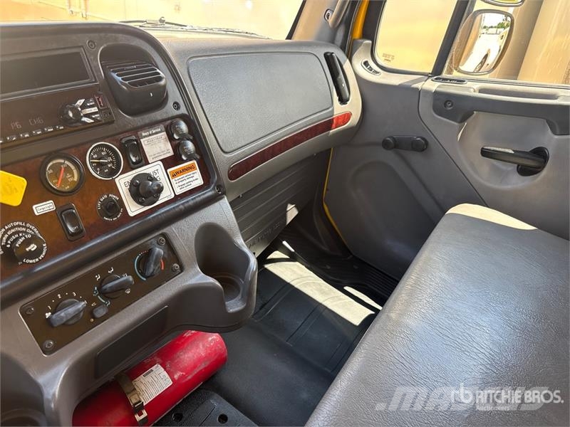 Freightliner M2106 4x2 Van Truck ボックスボディー、ウイング、箱車