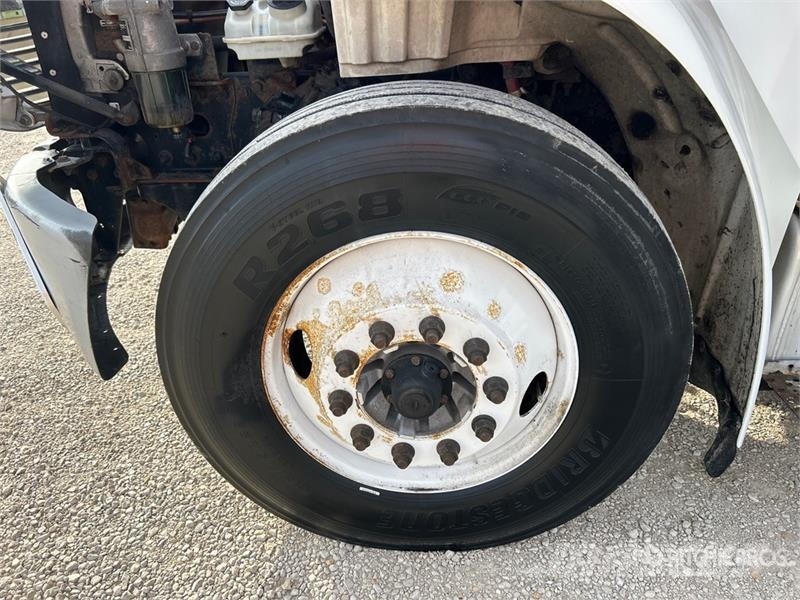 Freightliner M2106 4x2 Van Truck Kapali kasa kamyonlar