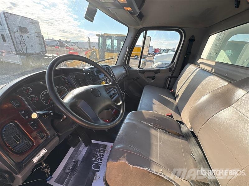 Freightliner M2106 4x2 Van Truck Грузовики-Фургоны