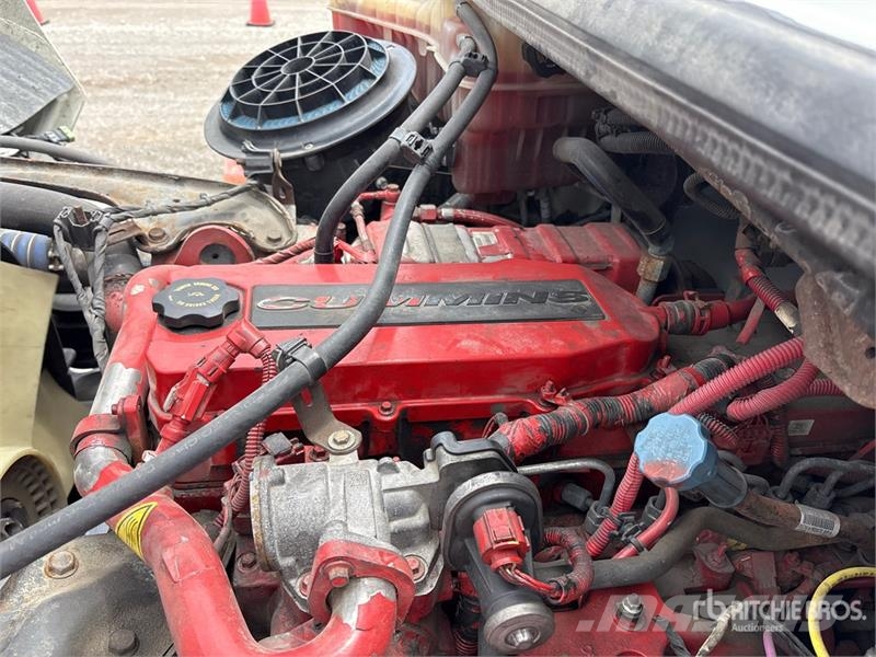 Freightliner M2106 4x2 Van Truck Грузовики-Фургоны