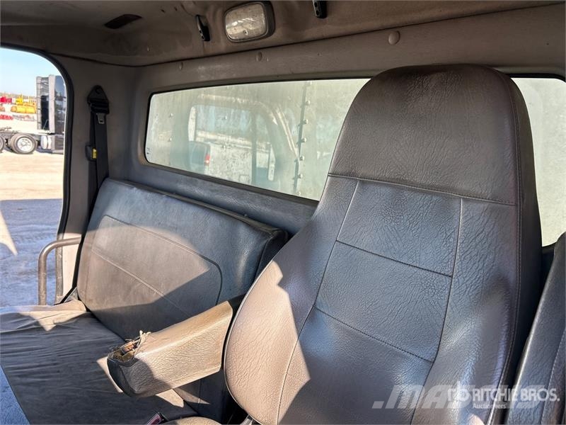 Freightliner M2106 4x2 Van Truck Фургони