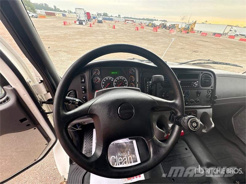 Freightliner M2106 4x2 Van Truck Umpikorikuorma-autot