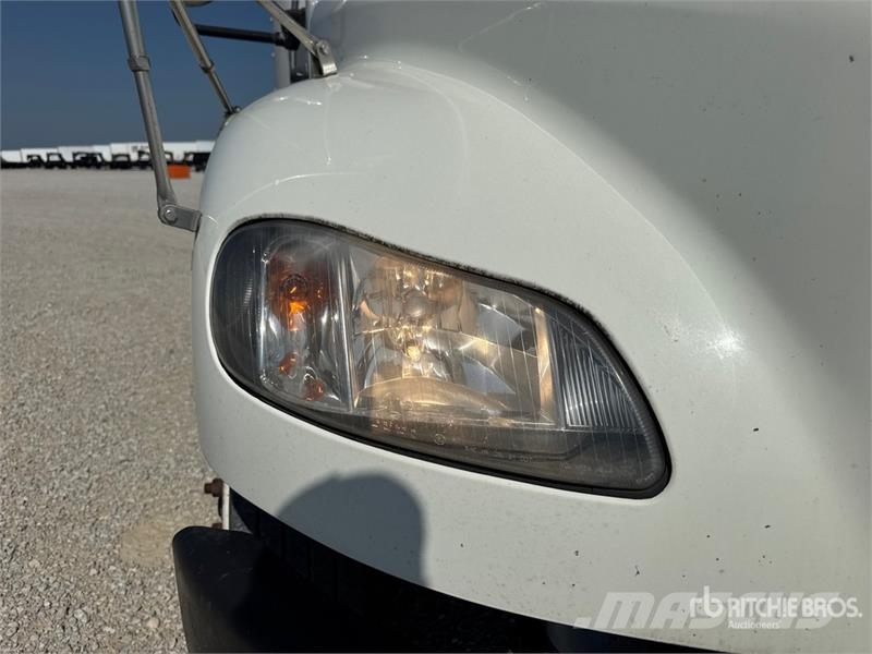 Freightliner M2106 4x2 Van Truck Camiones con caja de remolque