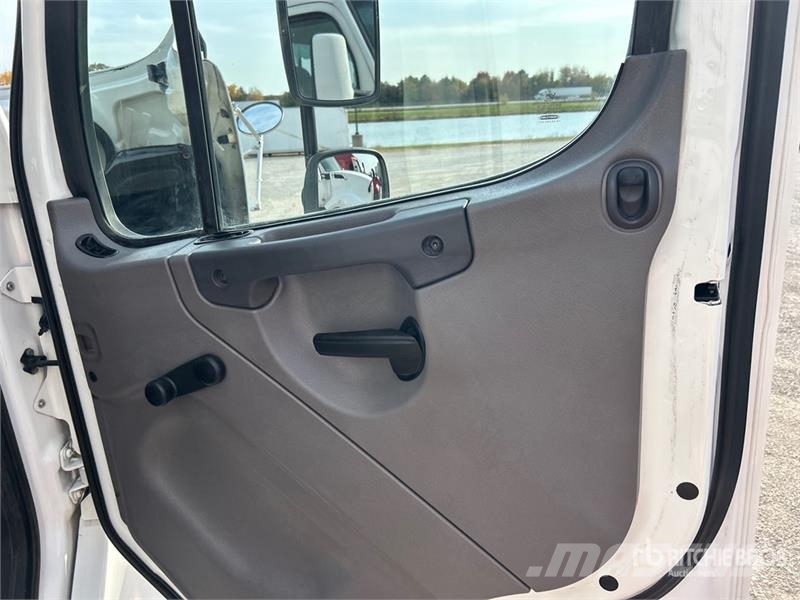 Freightliner M2106 4x2 Van Truck Kapali kasa kamyonlar