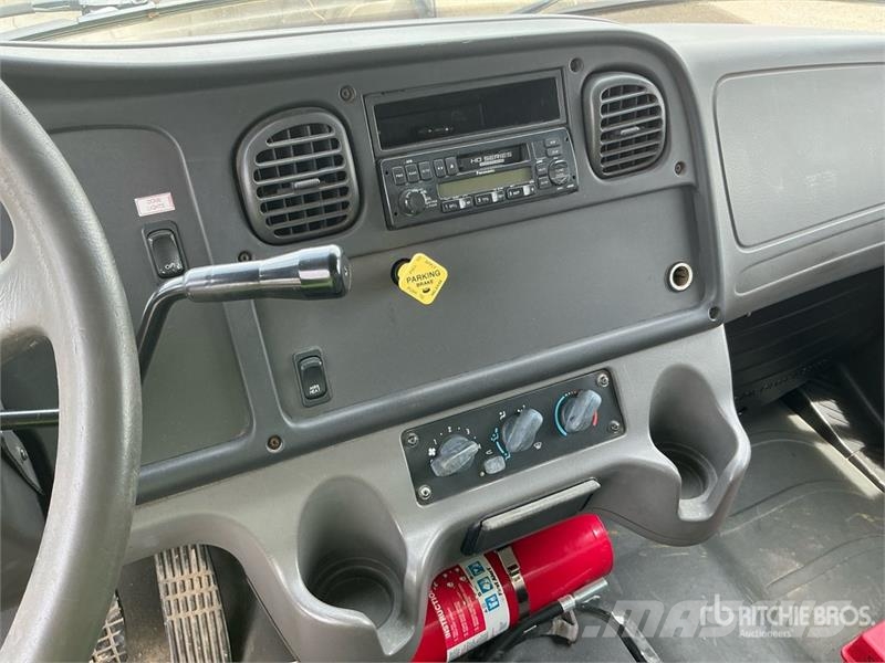 Freightliner M2106 4x2 Van Truck Грузовики-Фургоны