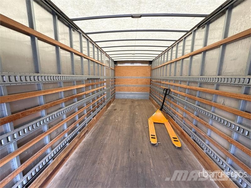 Freightliner M2106 4x2 Van Truck Umpikorikuorma-autot