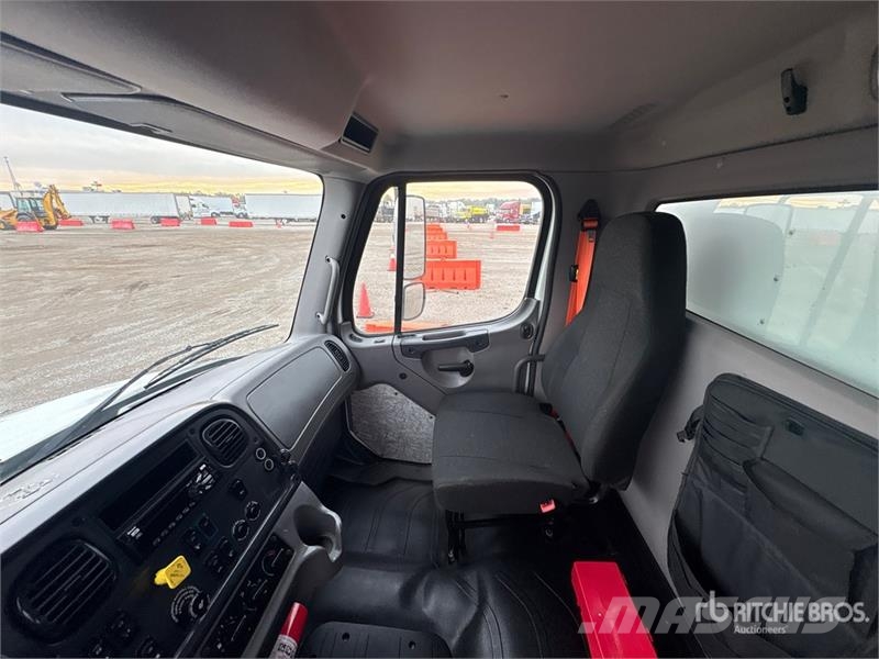 Freightliner M2106 4x2 Van Truck Umpikorikuorma-autot