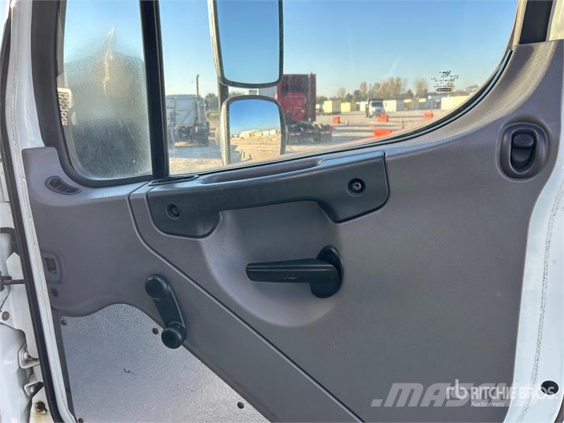 Freightliner M2106 4x2 Van Truck Camion Fourgon