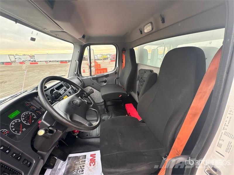 Freightliner M2106 4x2 Van Truck Umpikorikuorma-autot