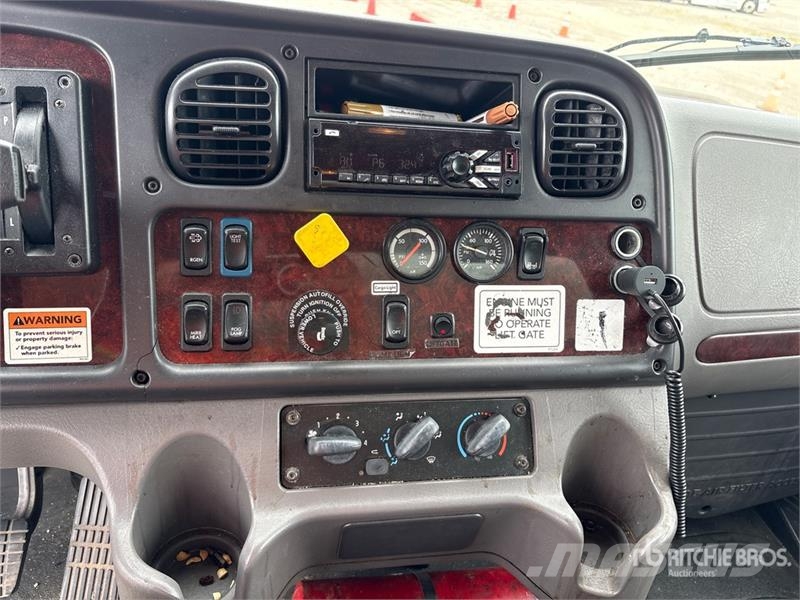 Freightliner M2106 4x2 Van Truck Грузовики-Фургоны