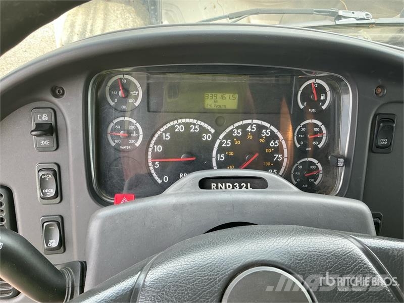 Freightliner M2106 4x2 Van Truck Грузовики-Фургоны