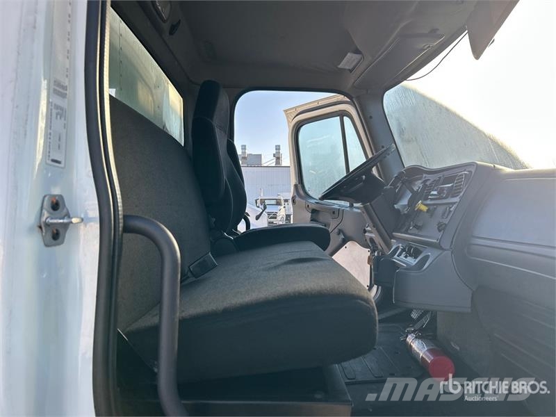 Freightliner M2106 4x2 Van Truck Camion Fourgon