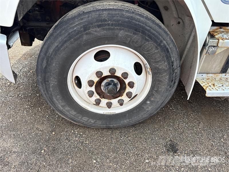 Freightliner M2106 4x2 Van Truck Umpikorikuorma-autot