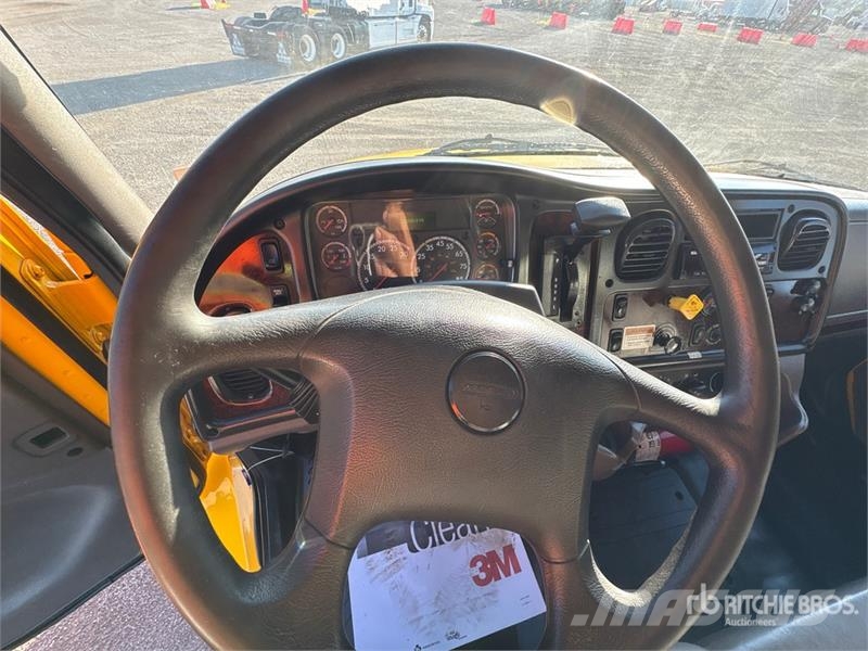Freightliner M2106 4x2 Van Truck Furgons