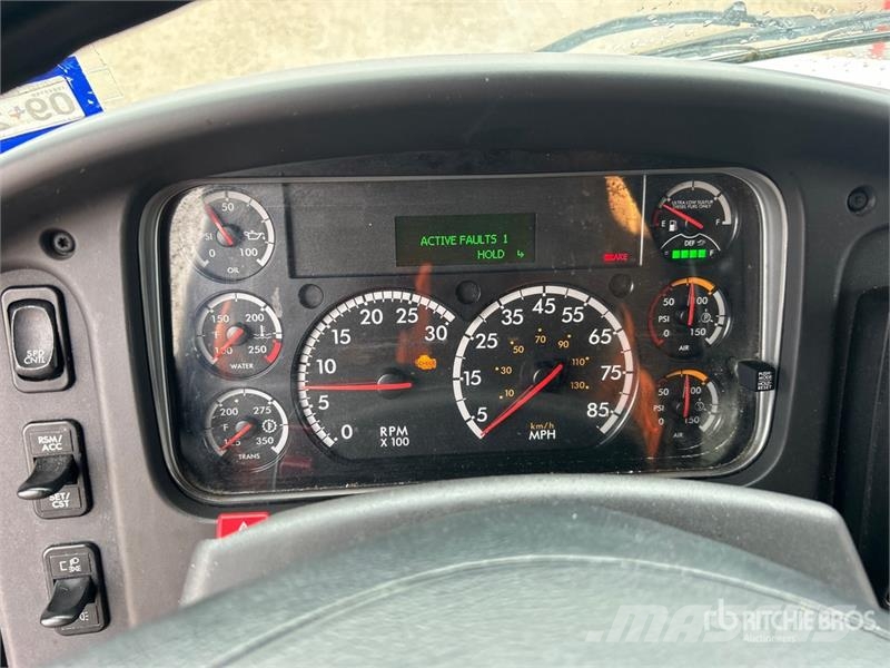 Freightliner M2106 4x2 Van Truck Фургони
