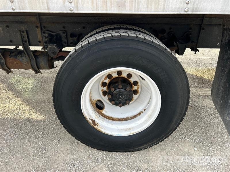 Freightliner M2106 4x2 Van Truck Kapali kasa kamyonlar