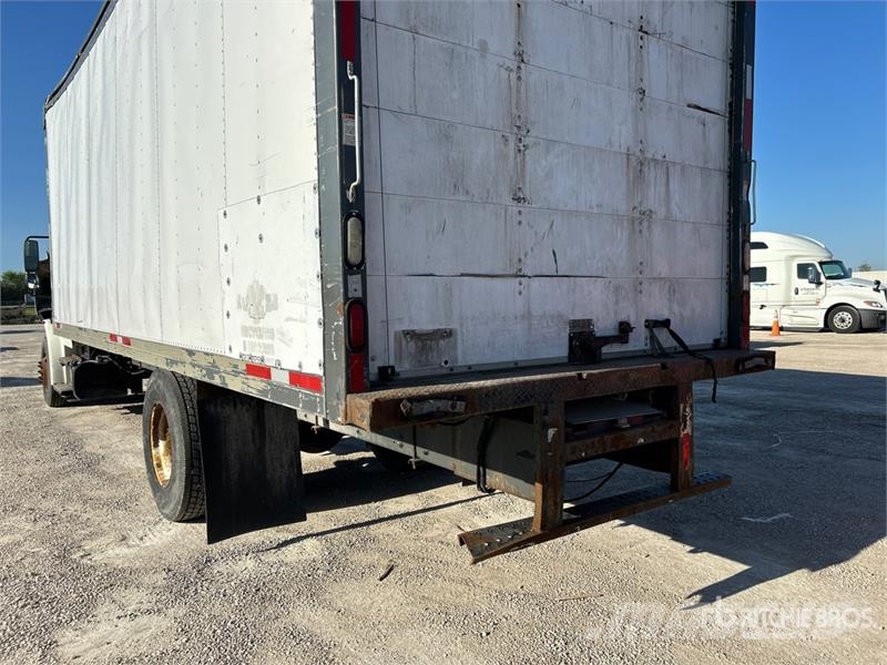 Freightliner M2106 4x2 Van Truck Фургони