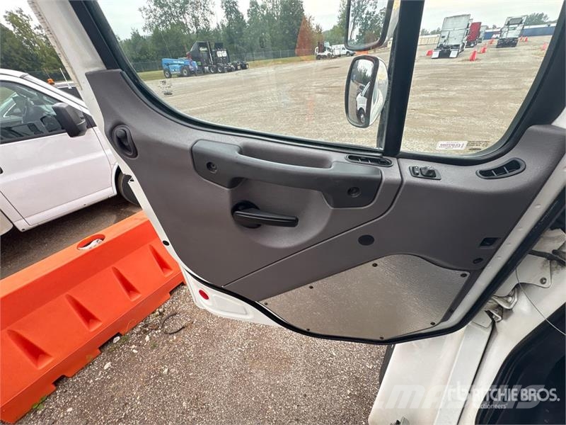 Freightliner M2106 4x2 Van Truck Umpikorikuorma-autot