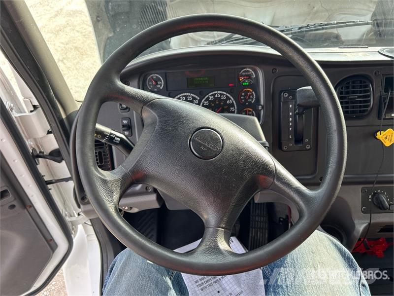 Freightliner M2106 4x2 Van Truck Kapali kasa kamyonlar