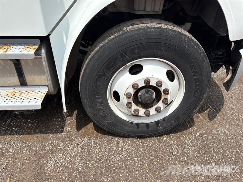 Freightliner M2106 4x2 Van Truck Umpikorikuorma-autot