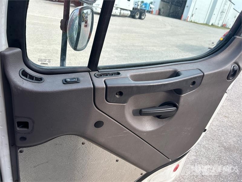 Freightliner M2106 4x2 Van Truck (Inoperable) Kastenaufbau