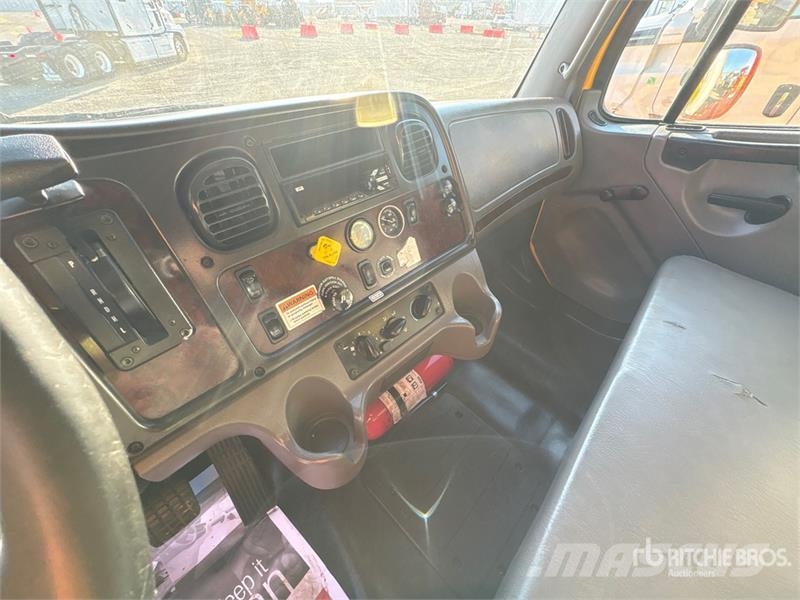 Freightliner M2106 4x2 Van Truck Furgons