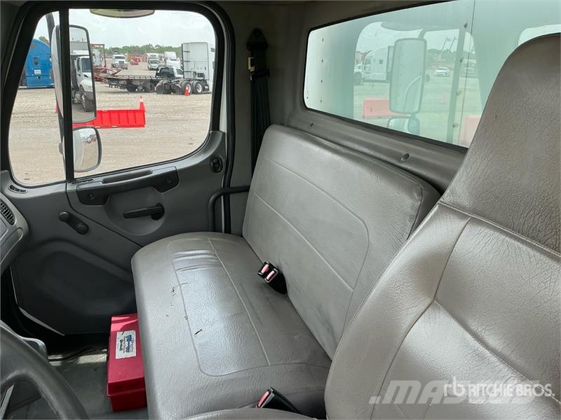 Freightliner M2106 4x2 Van Truck Грузовики-Фургоны
