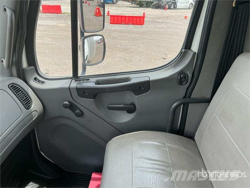 Freightliner M2106 4x2 Van Truck Грузовики-Фургоны