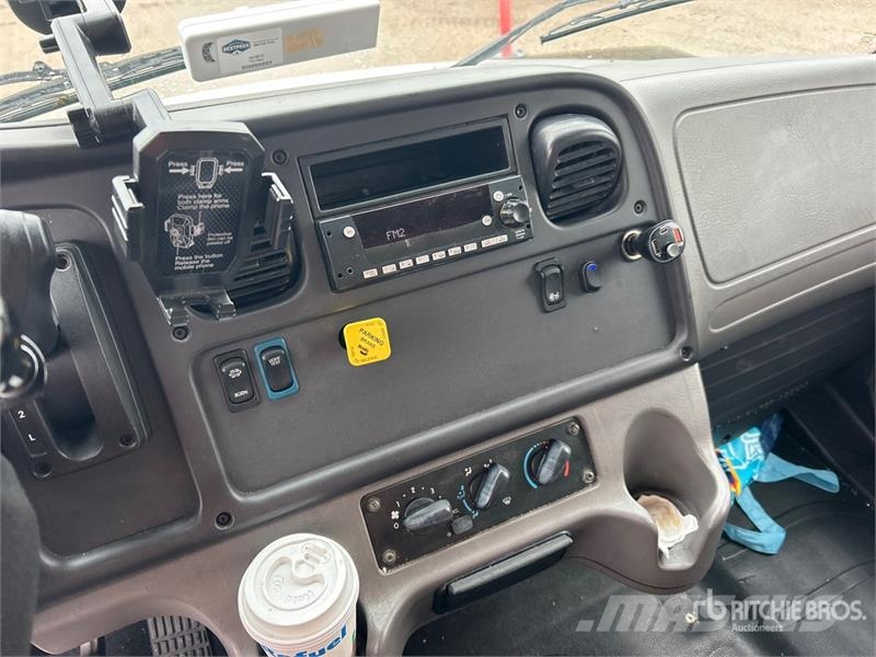 Freightliner M2106 4x2 Van Truck Фургони