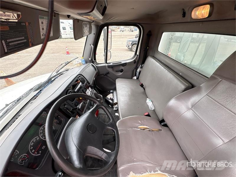 Freightliner M2106 4x2 Van Truck Грузовики-Фургоны