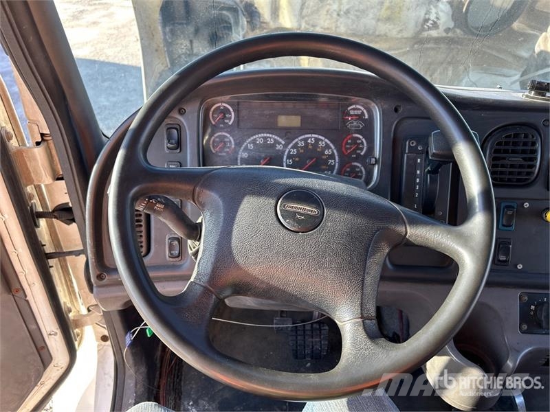 Freightliner M2106 4x2 Van Truck Фургони