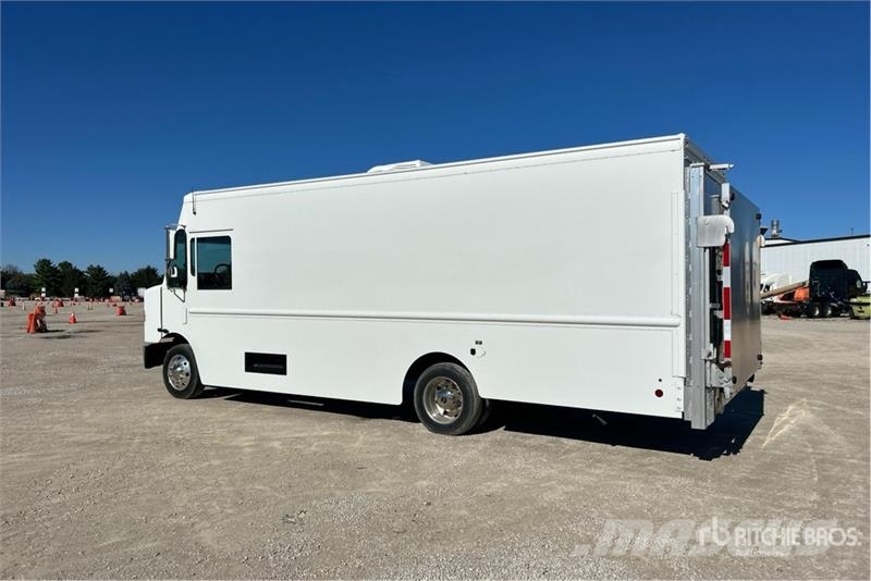 Freightliner MT45 Vehículos de caha cerrada