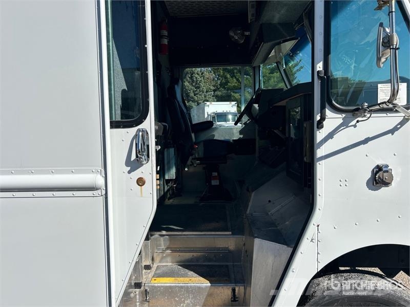 Freightliner MT45 Vehículos de caha cerrada