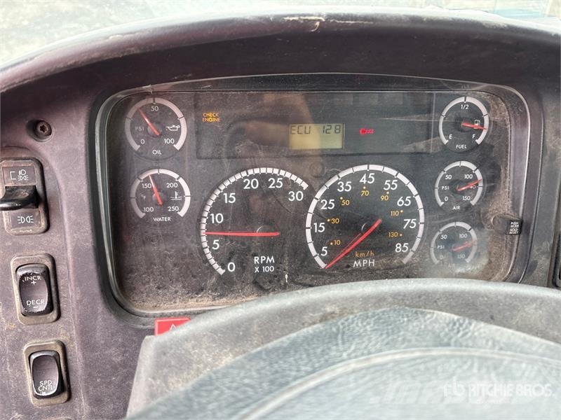 Freightliner on  Freightliner M2 106 6x4 Vacuum Tanker Truck شاحنات مزدوجة / خلخلة