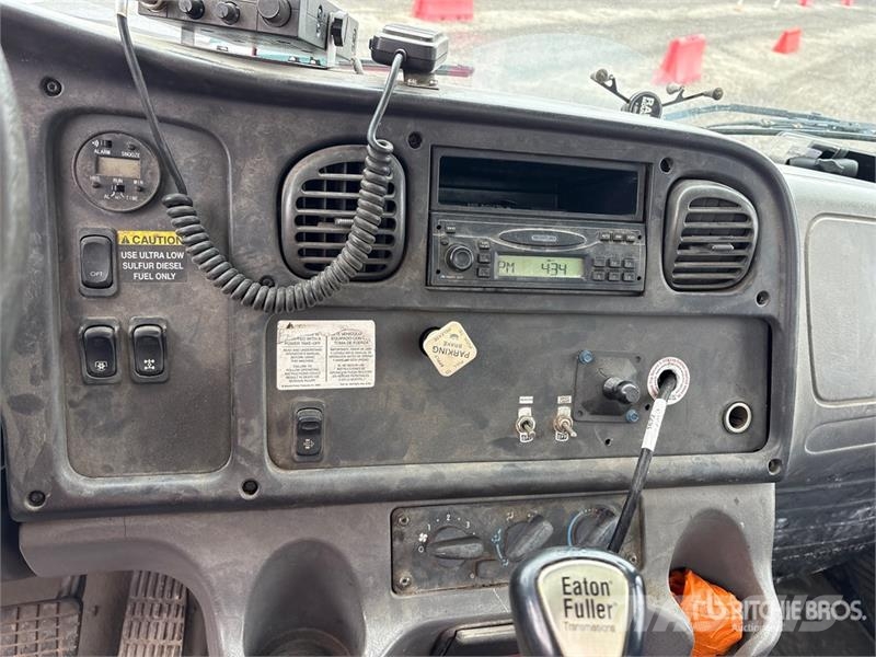 Freightliner on  Freightliner M2 106 6x4 Vacuum Tanker Truck شاحنات مزدوجة / خلخلة