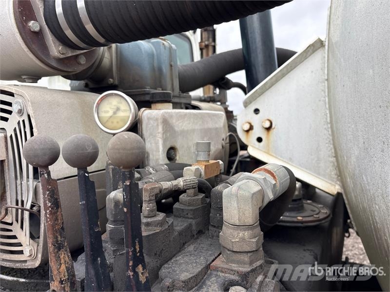 Freightliner on  Freightliner M2 106 6x4 Vacuum Tanker Truck شاحنات مزدوجة / خلخلة