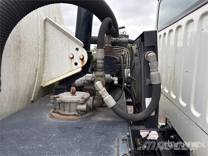 Freightliner on  Freightliner M2 106 6x4 Vacuum Tanker Truck شاحنات مزدوجة / خلخلة