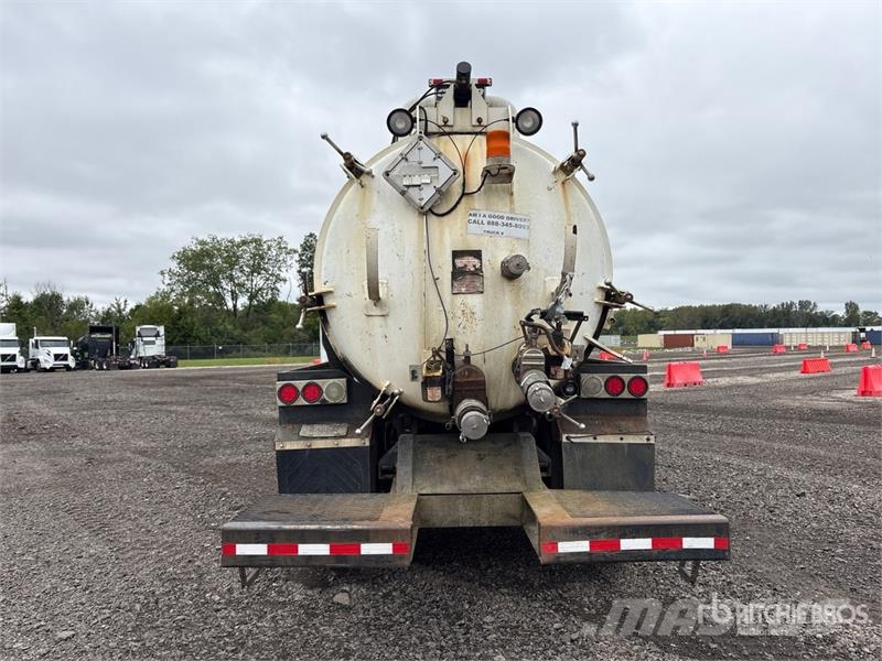 Freightliner on  Freightliner M2 106 6x4 Vacuum Tanker Truck شاحنات مزدوجة / خلخلة