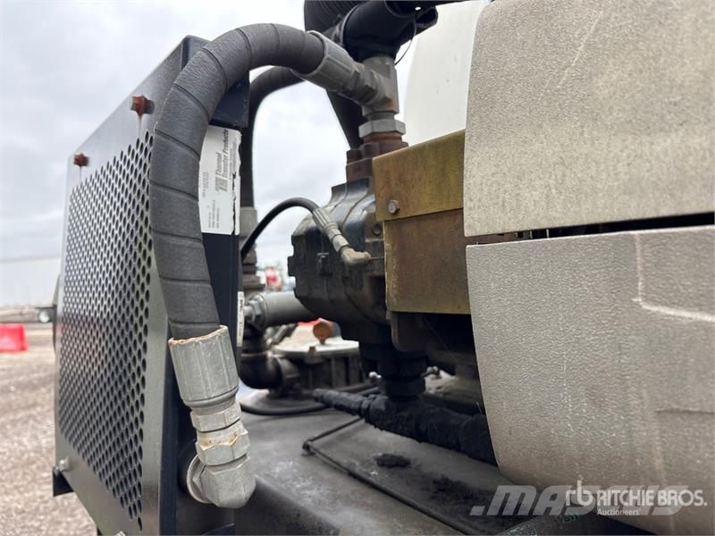 Freightliner on  Freightliner M2 106 6x4 Vacuum Tanker Truck شاحنات مزدوجة / خلخلة